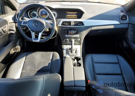 2012 Mercedes-Benz C 300 4Matic z USA, uszkodzony, nr VIN WDDGF8BB6CA724693